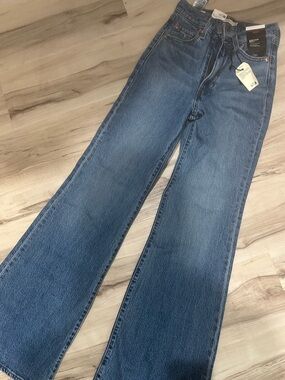 Levi's Women's Wide-Leg Jeans in Medium Blue